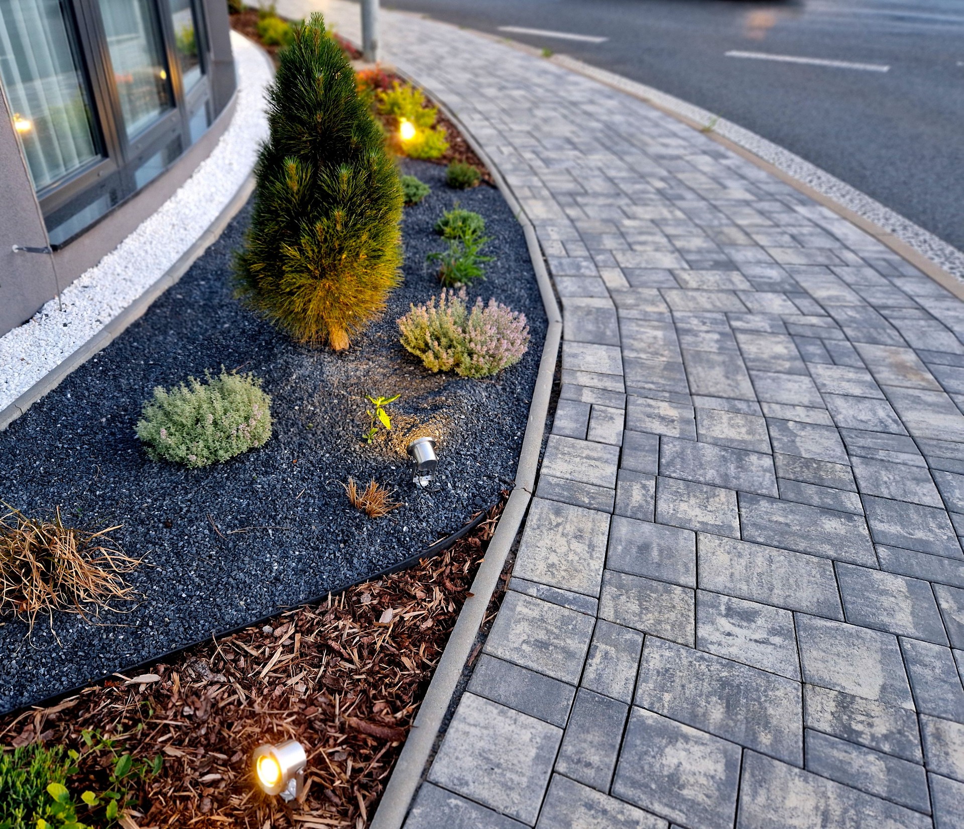 the curves of the beds and different types of mulching of the perennial bed with reflectors illuminating individual trees, curve, curves